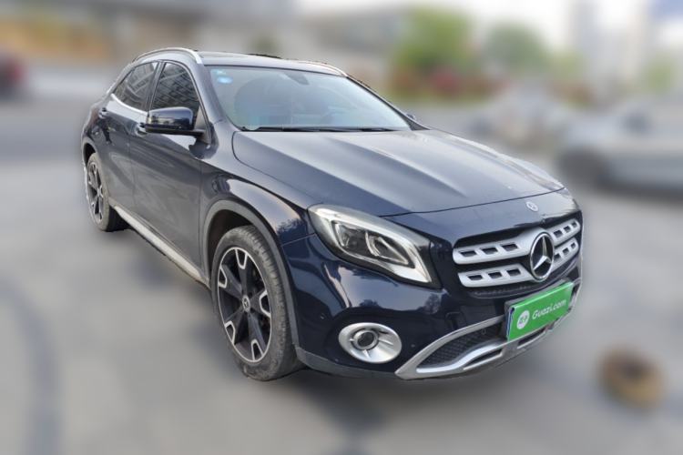 Used Mercedes-Benz GLA 2017 GLA 220 4MATIC Fashion Model Front Right 45 Deg