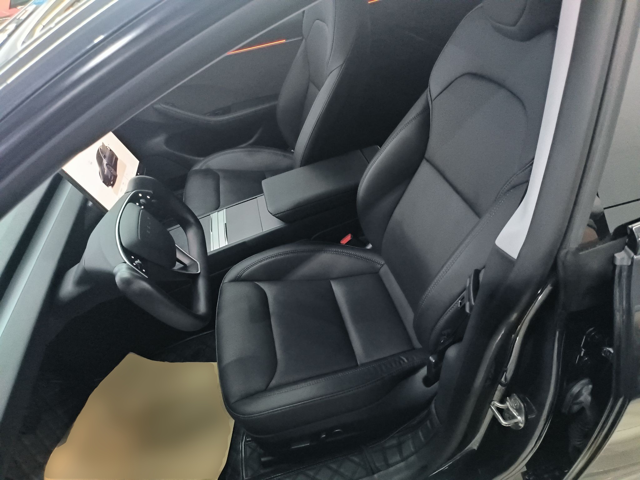 Переднее сиденье в автомобиле