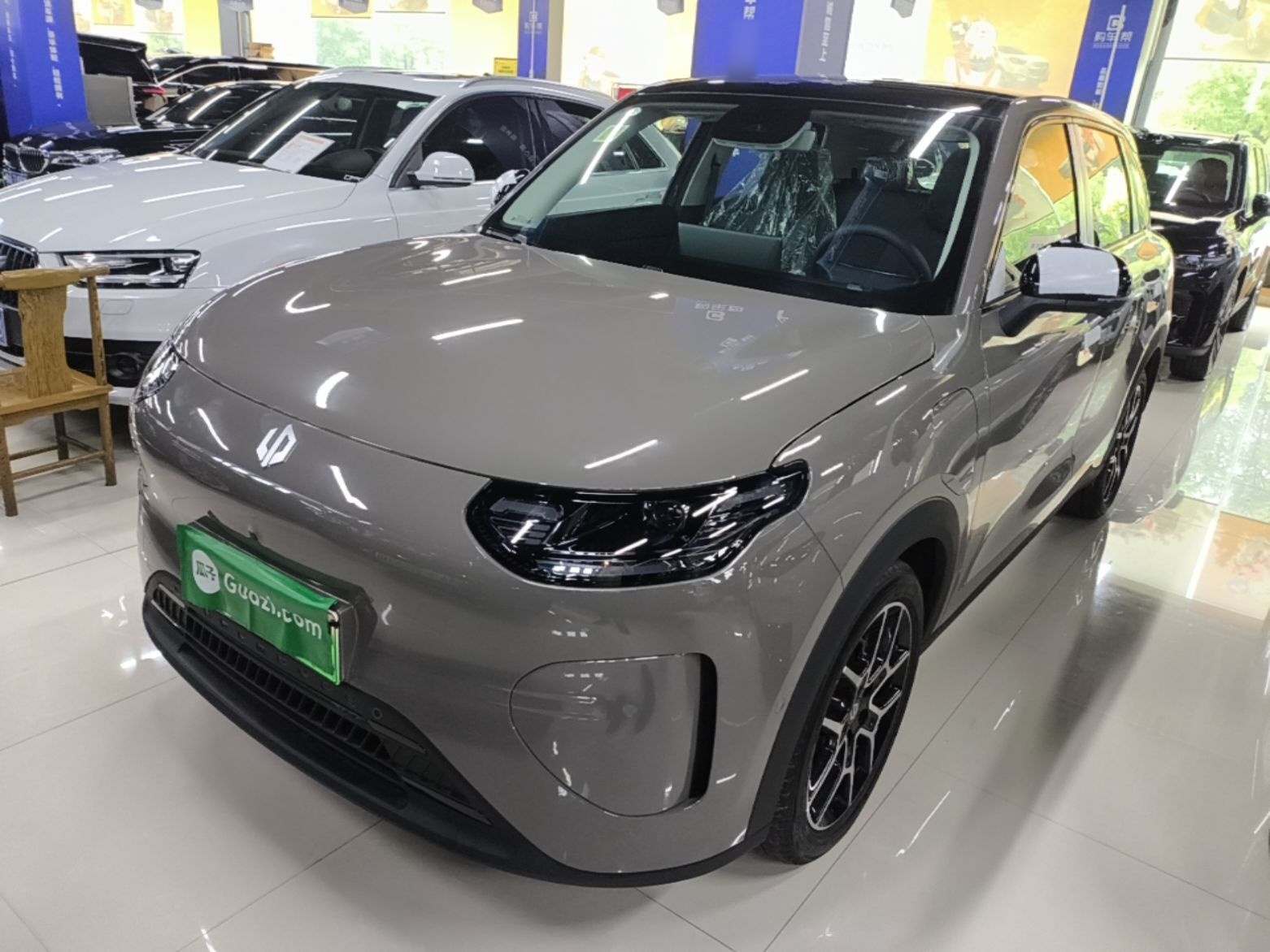 Unter der Vorderseite des Autos
