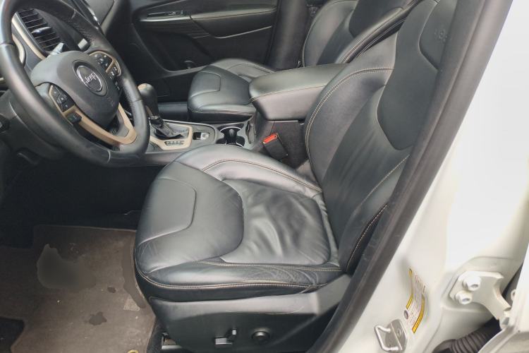 Used Jeep Cherokee 2014 2.4L Luxury Edition Left Front Seat