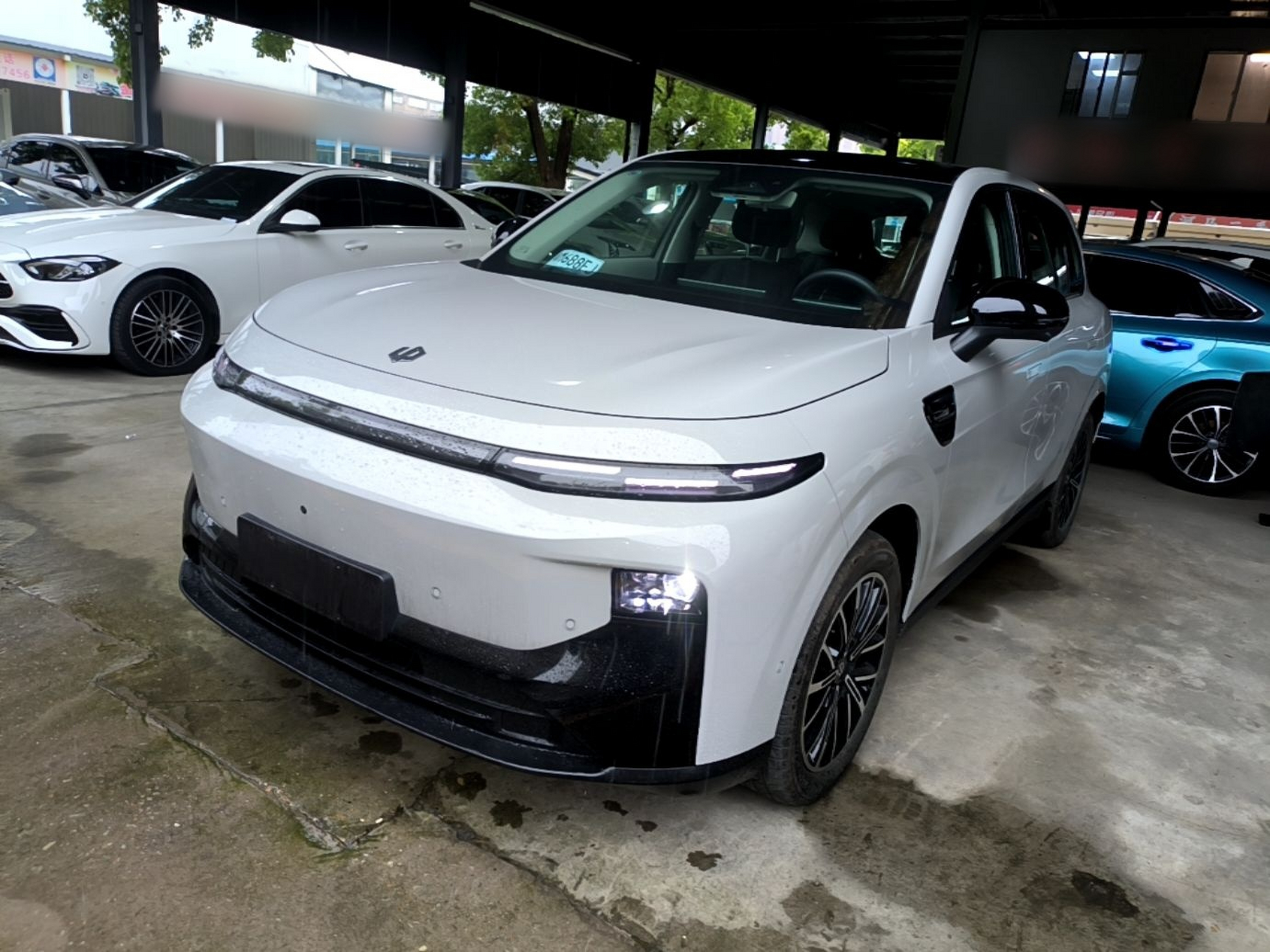 تحت مقدمة السيارة