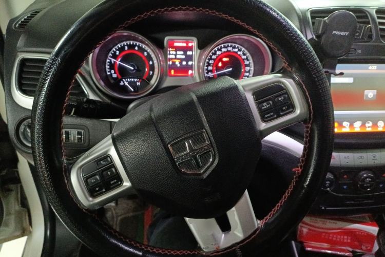 Used Dodge Journey 2013 2.4L Two-Wheel Drive Luxury Version Steering Wheel