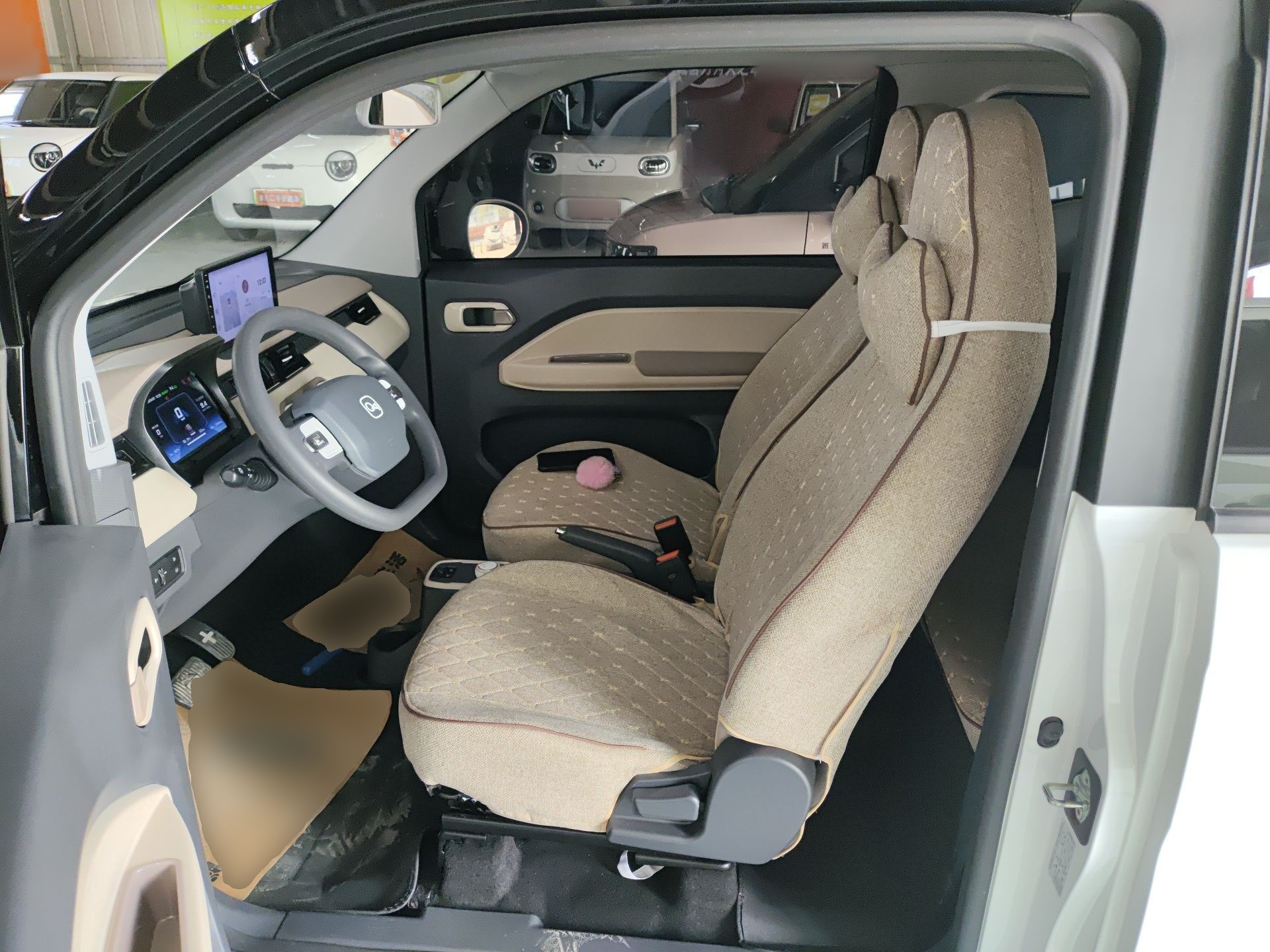 المقاعد الأمامية داخل السيارة