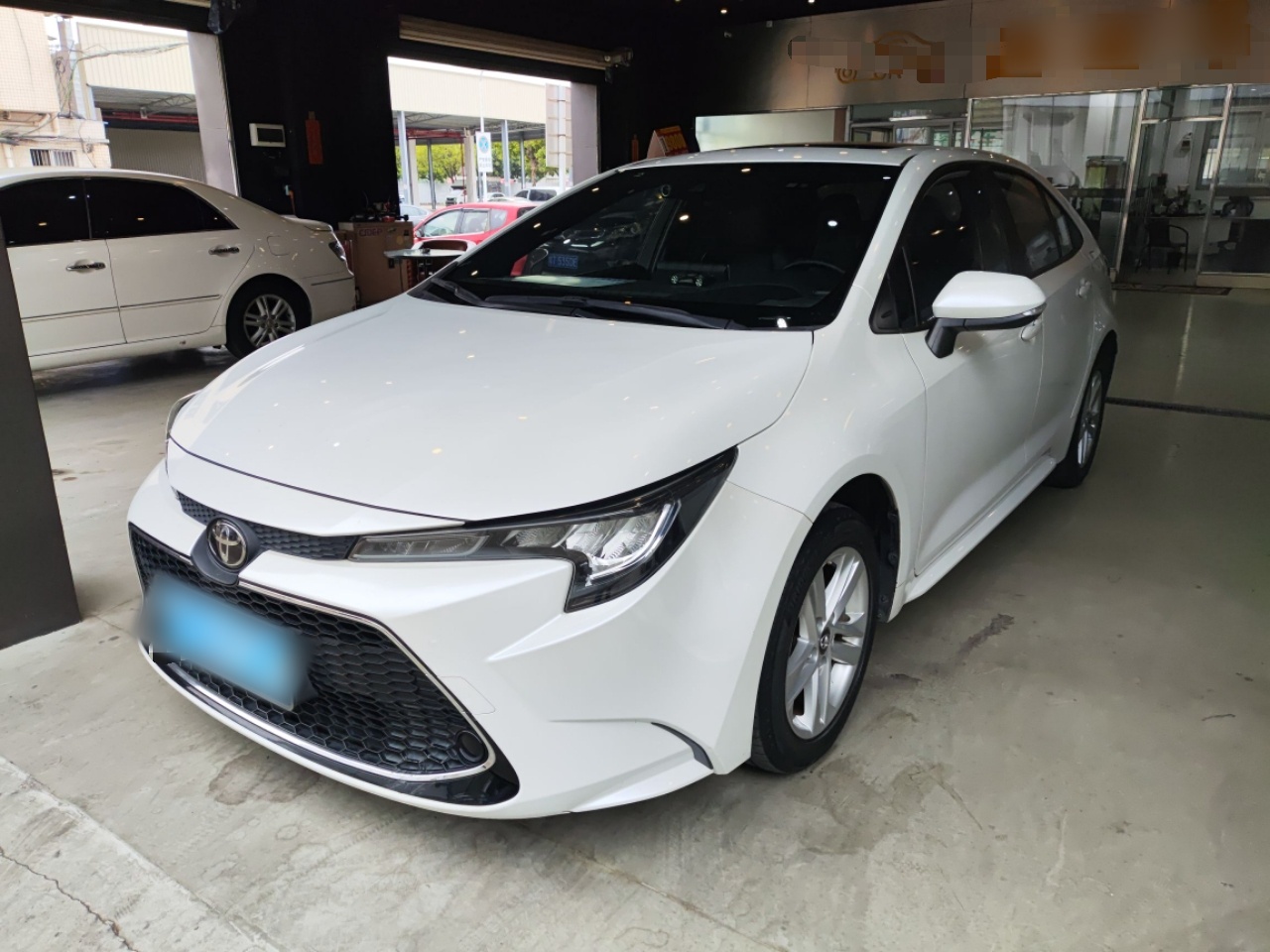 Под передней частью автомобиля