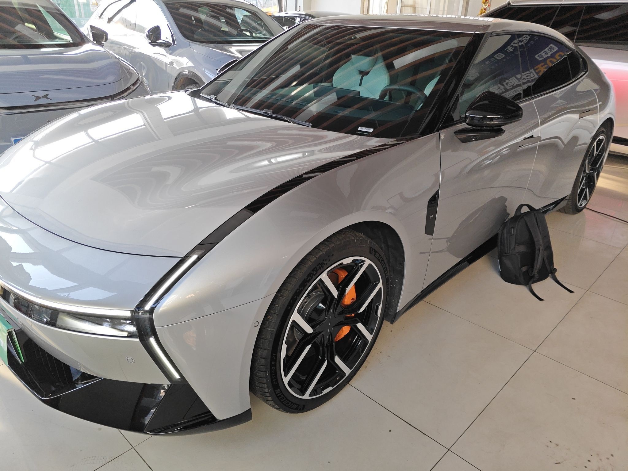 Под передней частью автомобиля