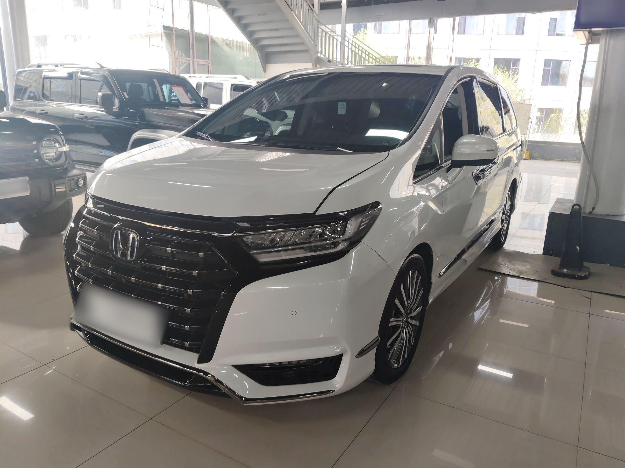 تحت مقدمة السيارة