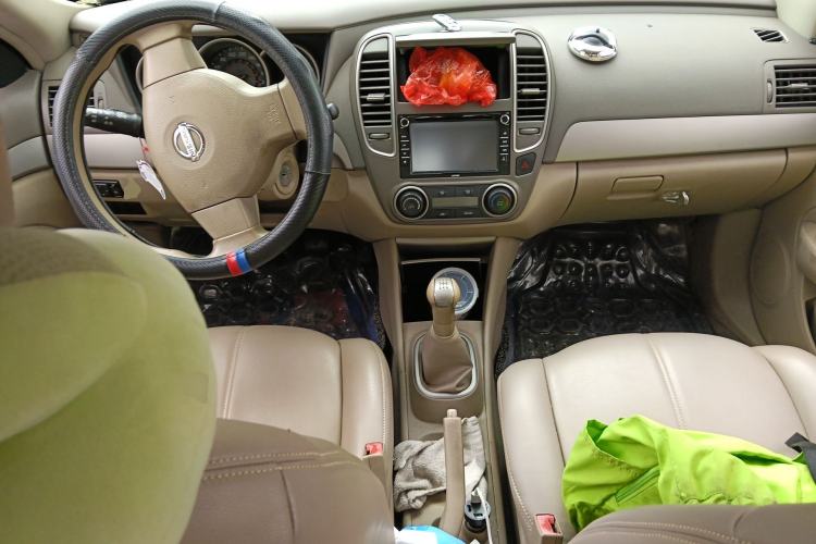 Used Nissan Sylphy 2012 Classic 1.6XE Manual Comfort Edition Center Console