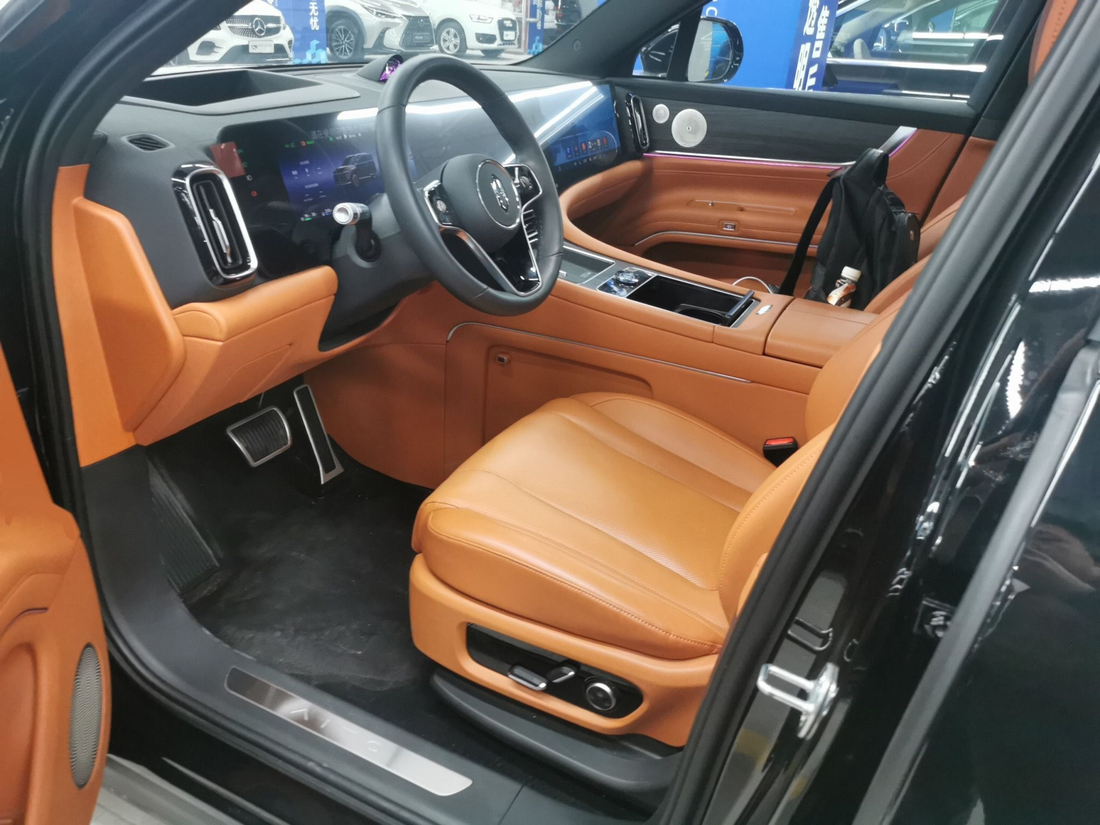 المقاعد الأمامية داخل السيارة