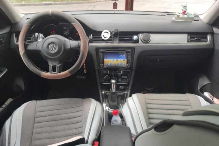 Used Volkswagen Bora 2014 1.6L Automatic Comfort Model Center Console