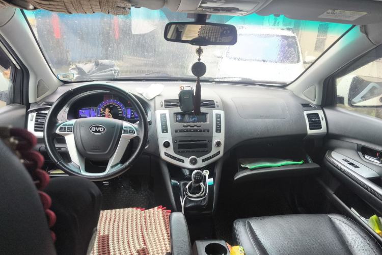 Used BYD S6 2014 2.0L Manual Luxury 5-Seater Center Console