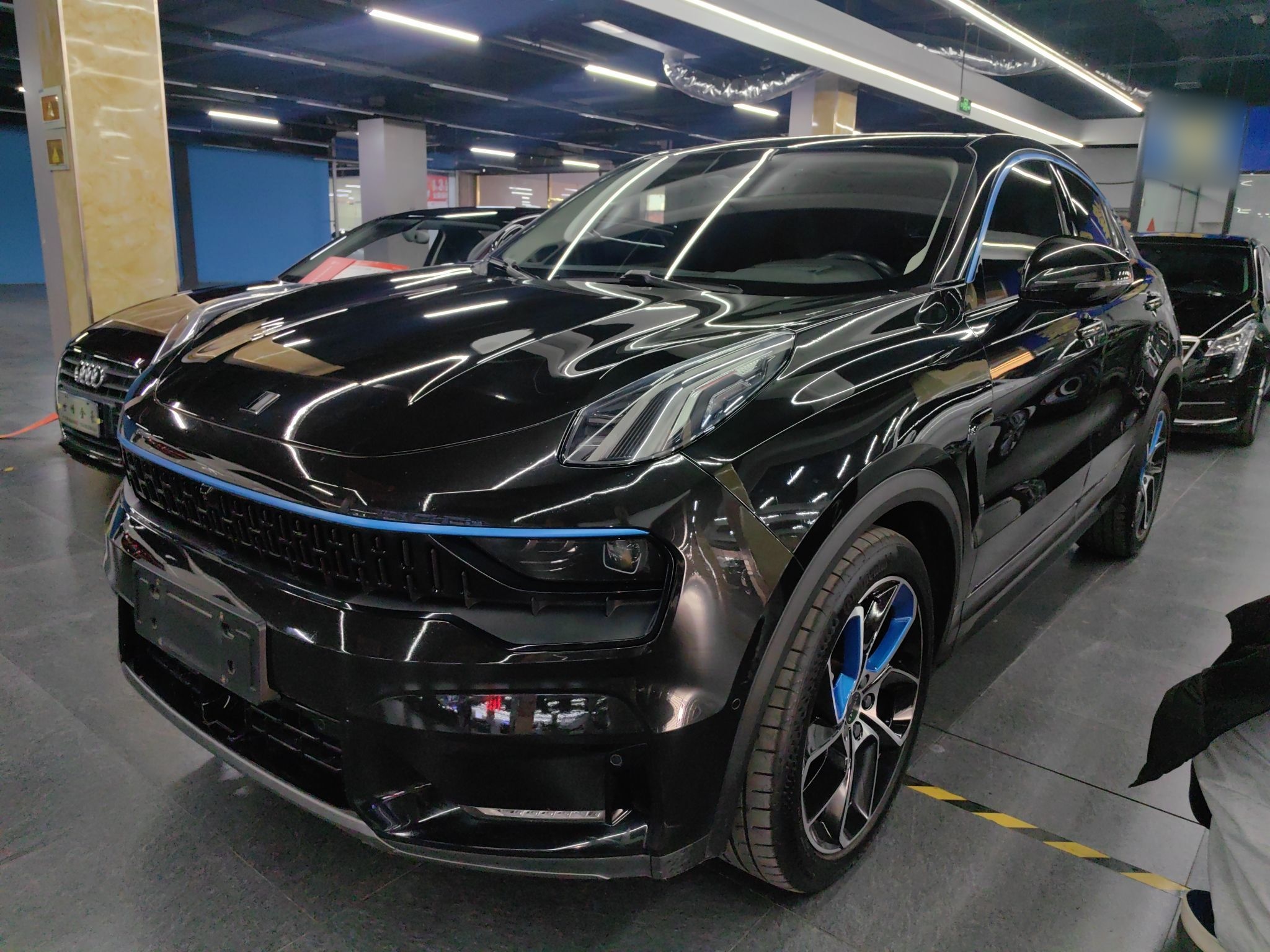 Под передней частью автомобиля