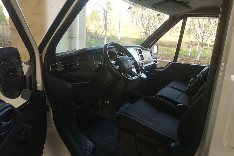 Used JMC Fushun 2023 2.0T Automatic Mid-Drive High-Roof Commercial Van Transport Vehicle with 2/3 Seats
