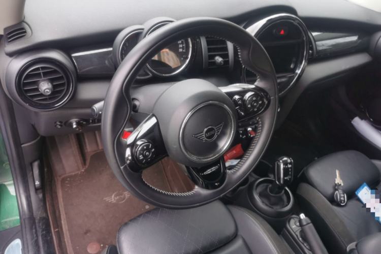 Used MINI MINI 2020 1.5T COOPER Classic Edition Three-Door Exclusive Color Version
