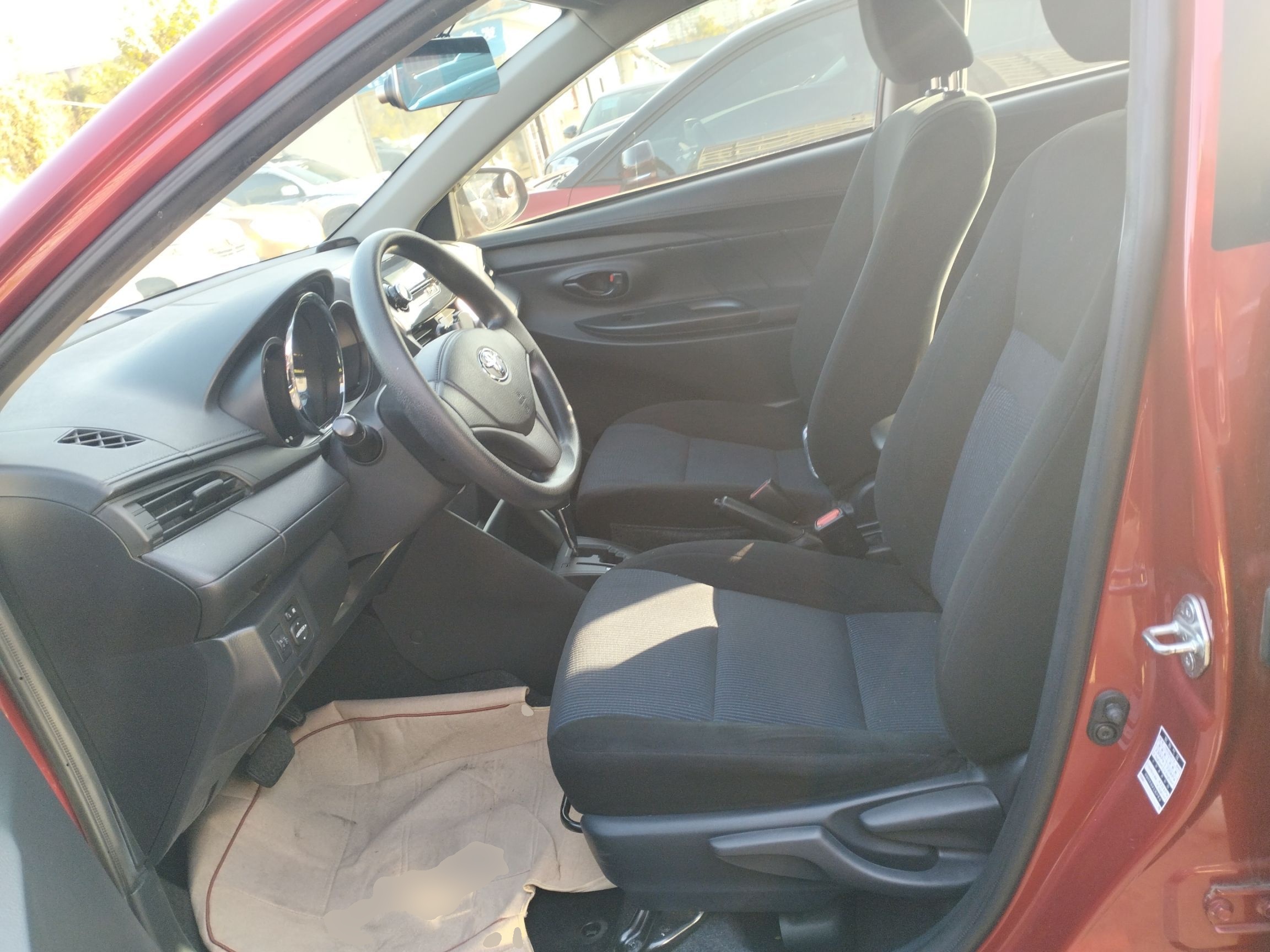 المقاعد الأمامية داخل السيارة