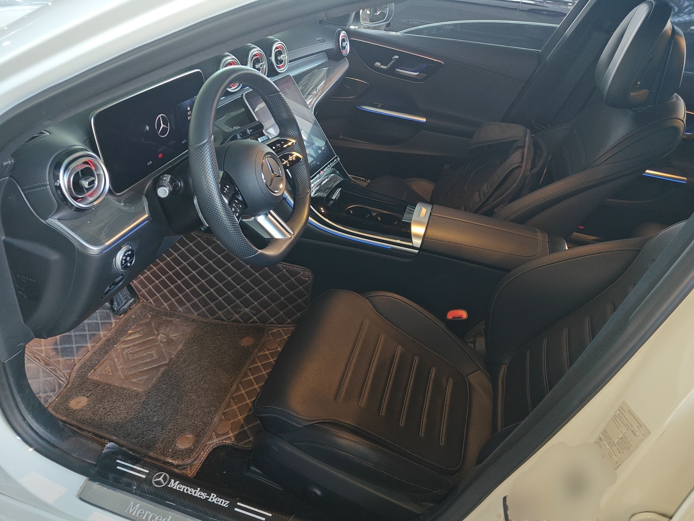 المقاعد الأمامية داخل السيارة