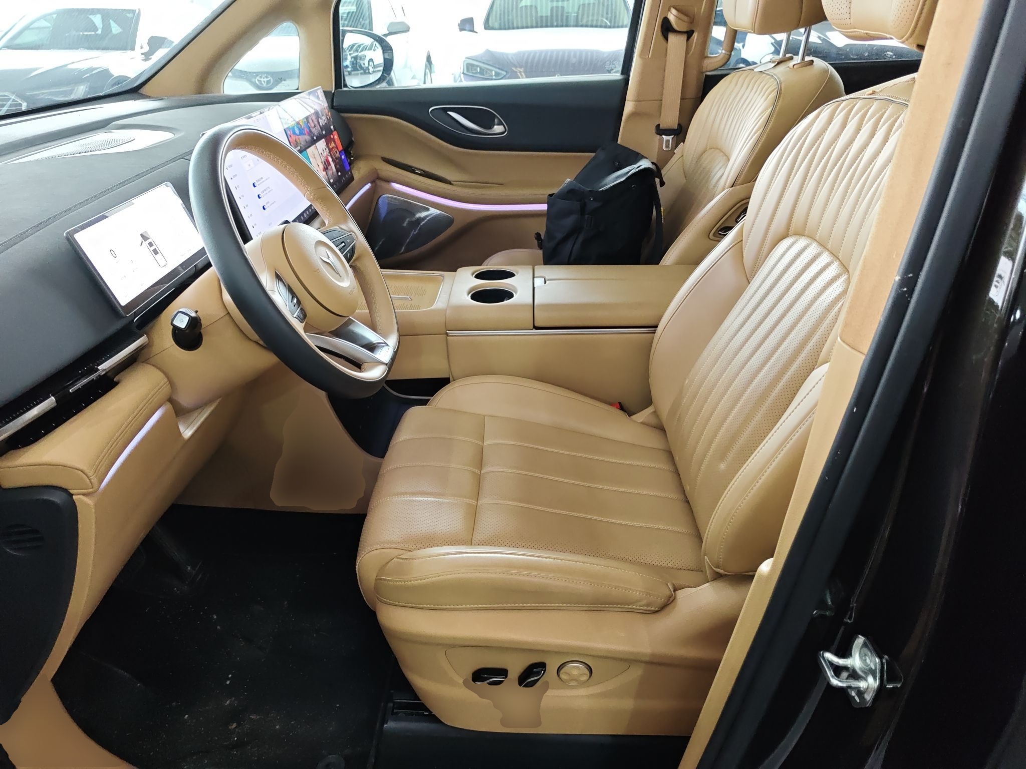 المقاعد الأمامية داخل السيارة