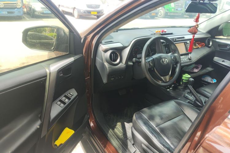 Used Toyota RAV4 2016 2.0L CVT Two-Wheel Drive Fashion Edition China V Standard
