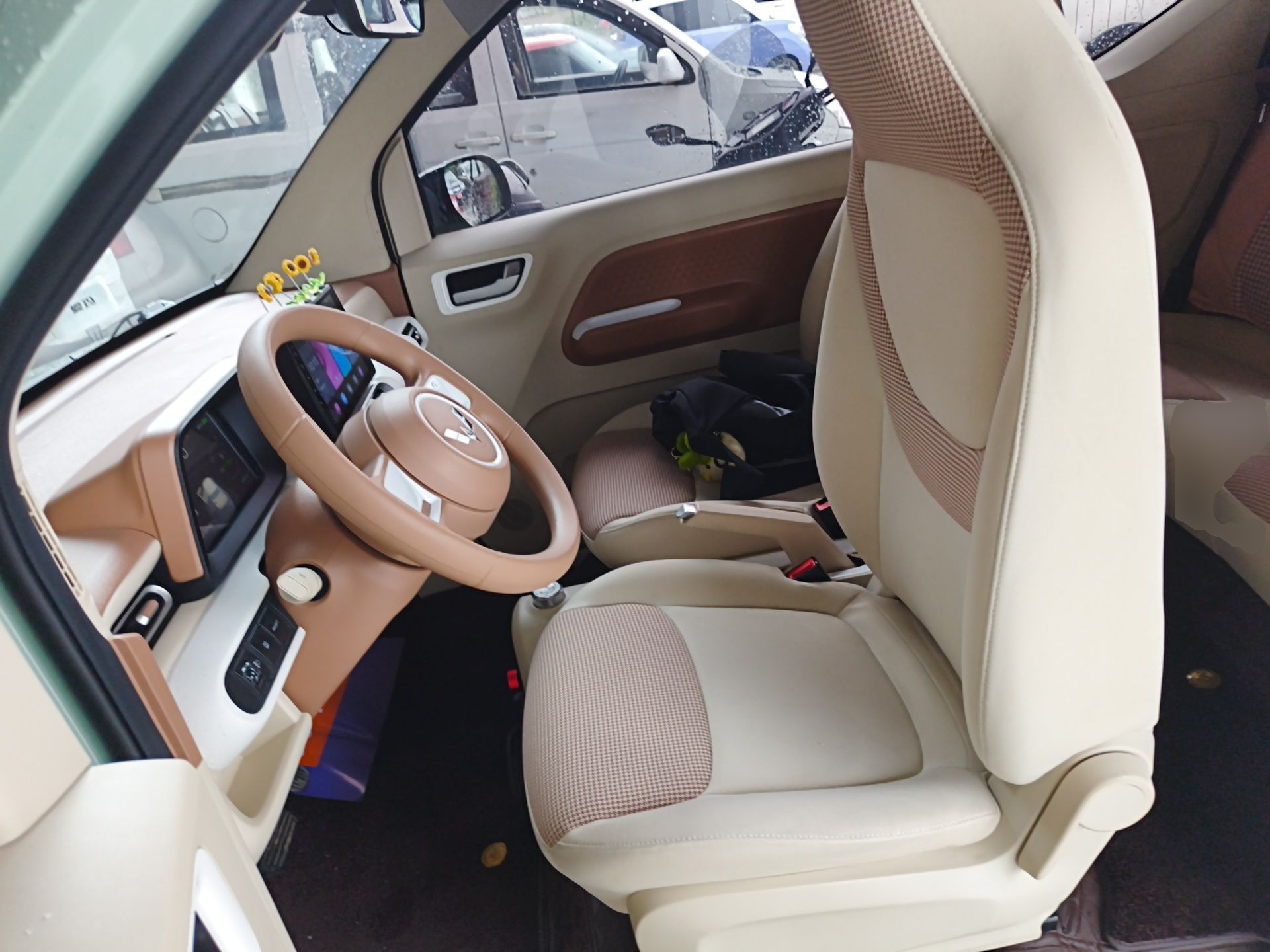 المقاعد الأمامية داخل السيارة