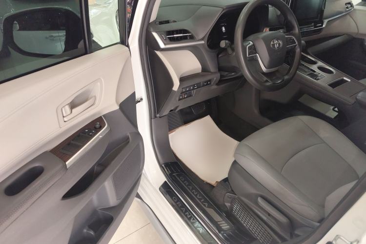 Used Toyota Granvia 2023 2.5L Hybrid Comfort Edition
