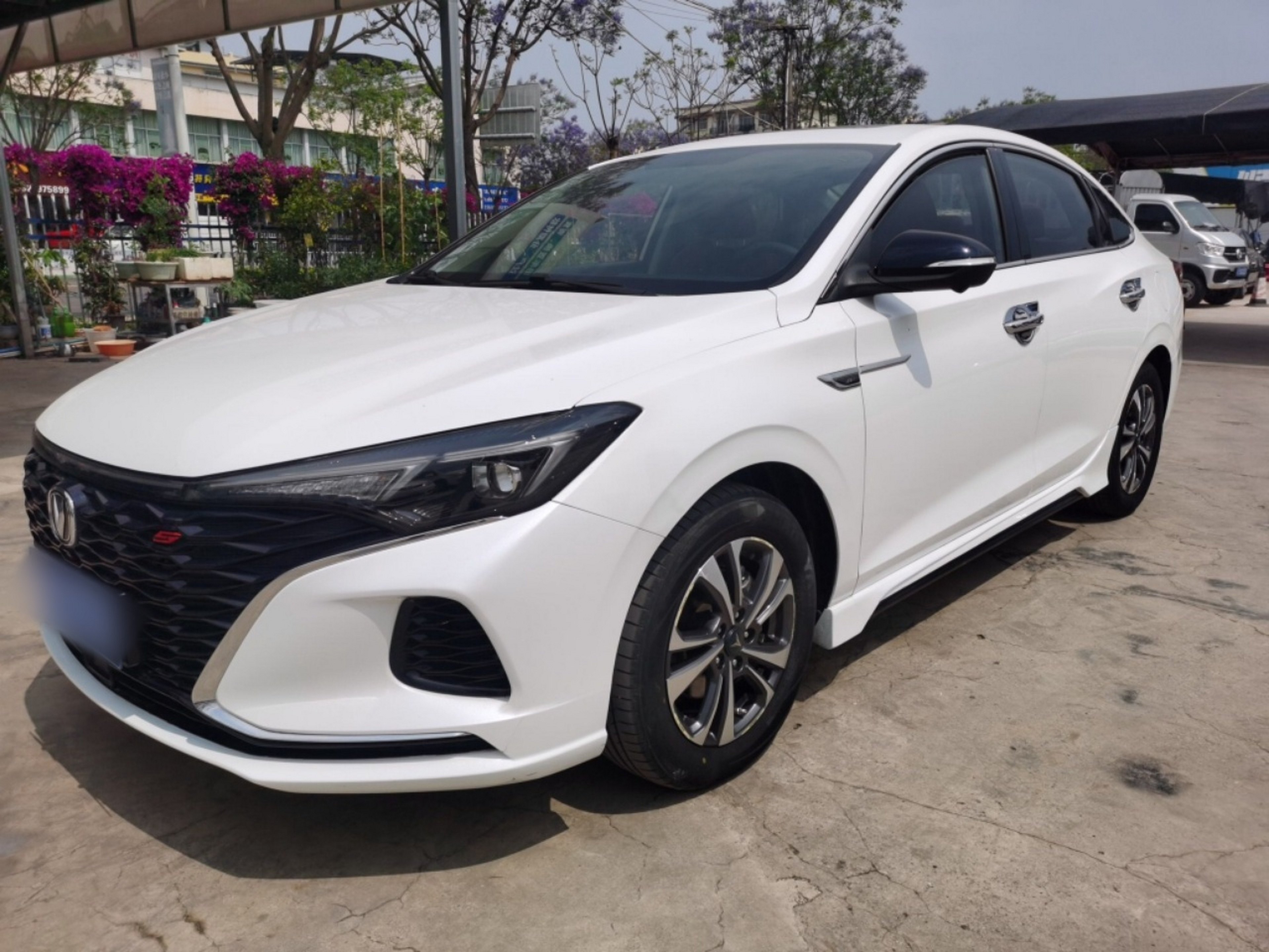 Под передней частью автомобиля