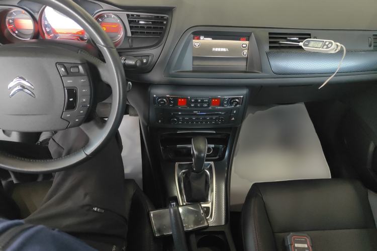 Used Citroen C5 2014 1.6T Automatic Luxury Model Center Console