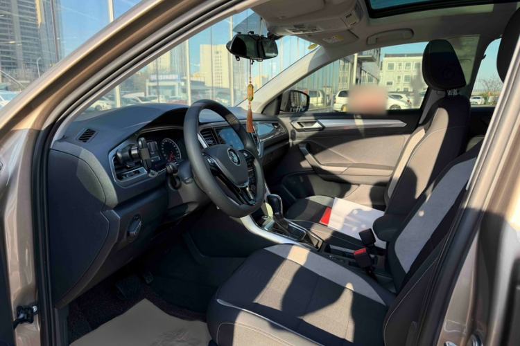 Used Volkswagen T-ROC 2018 230TSI DSG Two-Wheel Drive Advanced Version China VI Standard Interior 1