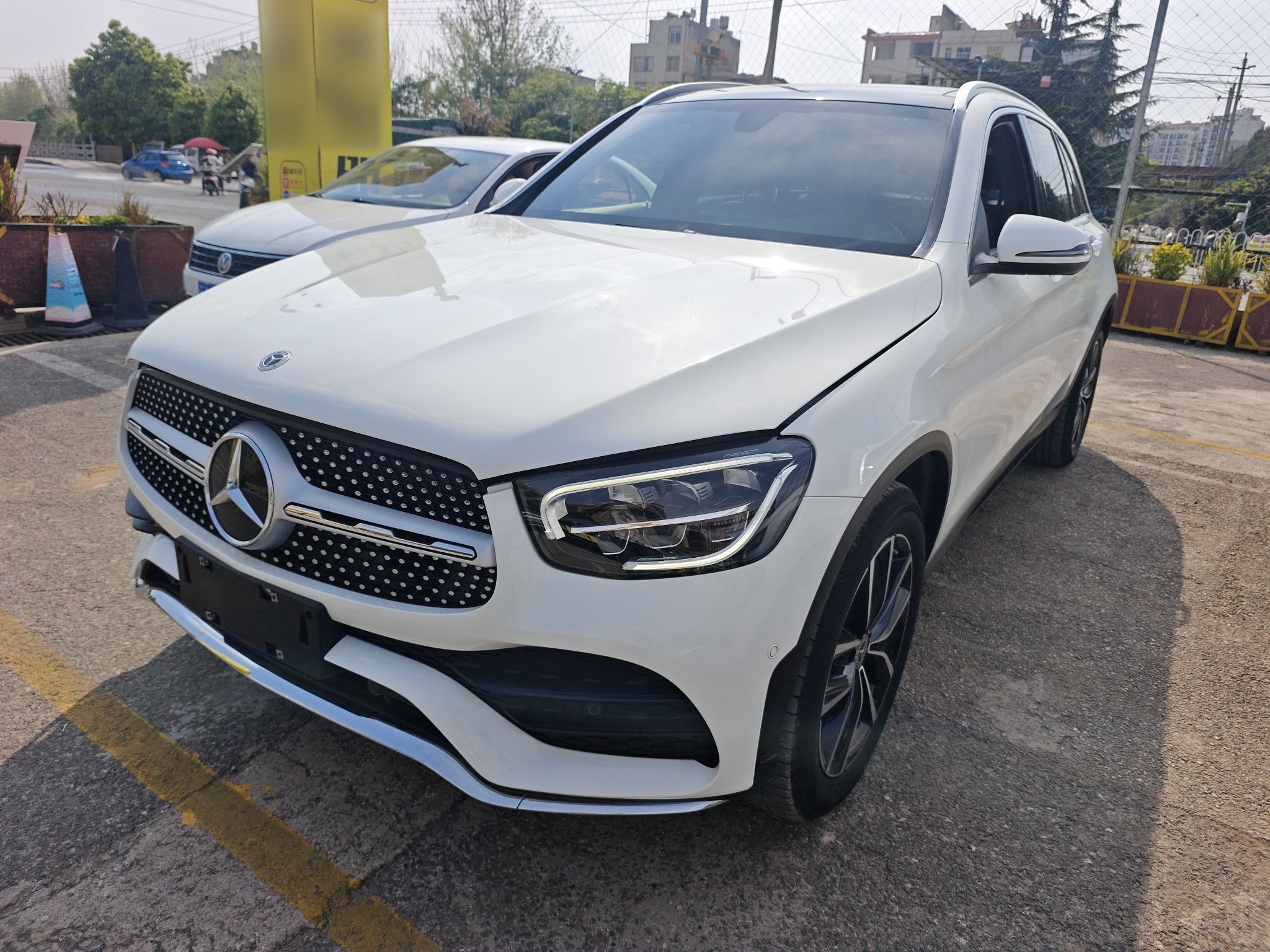 Под передней частью автомобиля
