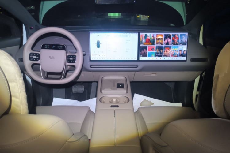 Used Li Auto i6 2025 Model Two-Wheel-Drive Standard Type Center Console