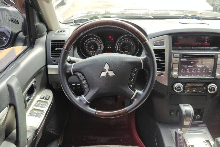 Used Mitsubishi Pajero 2016 3.0L Automatic Prestige Version China IV Standard