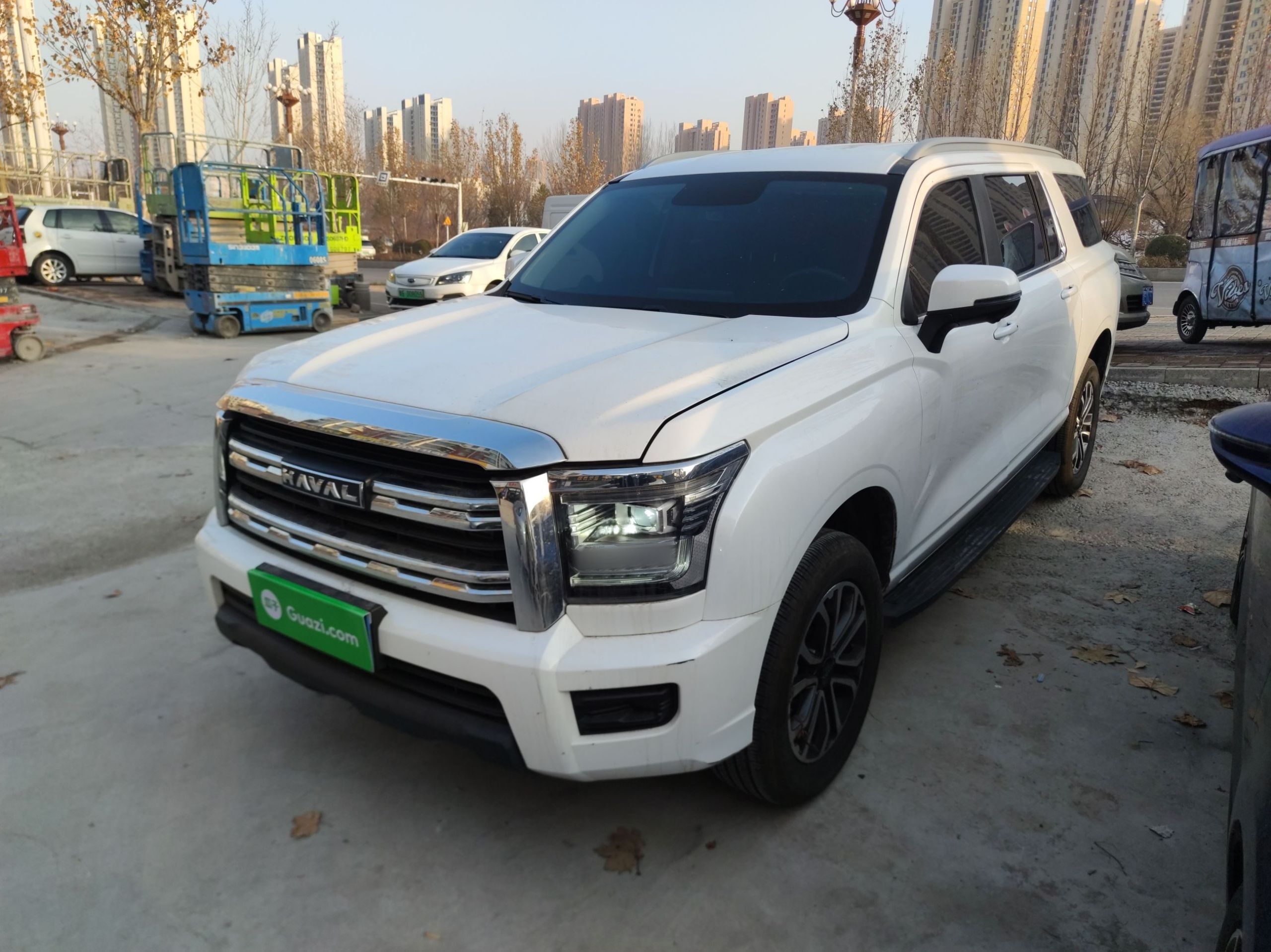 تحت مقدمة السيارة