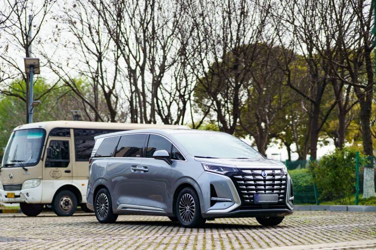 Used Denza D9 2022 DM-i 970 Four-Wheel Drive Prestige Model Exterior 2