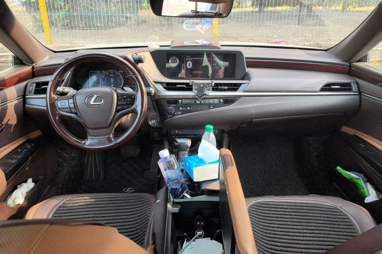 Used Lexus ES 2018 200 Excellence Edition China V Standard Center Console