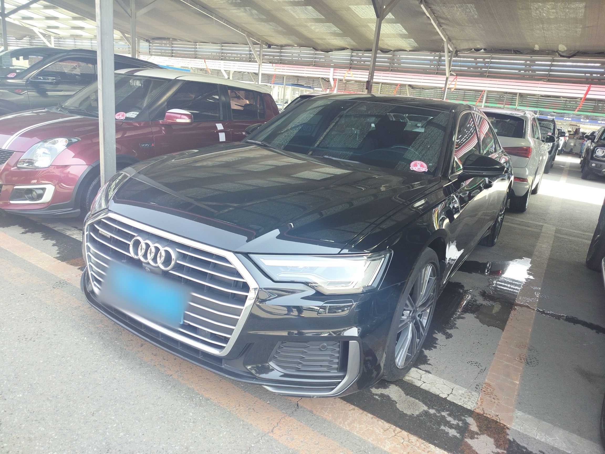 تحت مقدمة السيارة