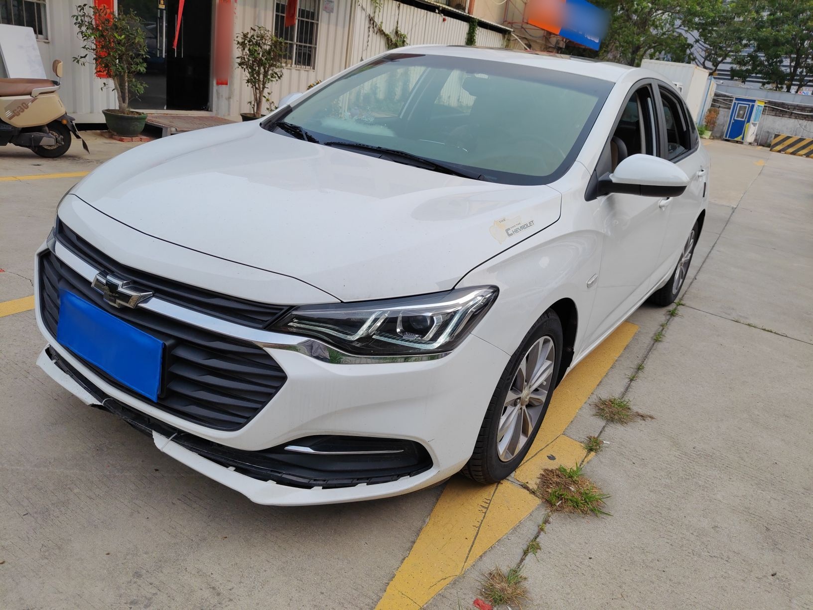 تحت مقدمة السيارة