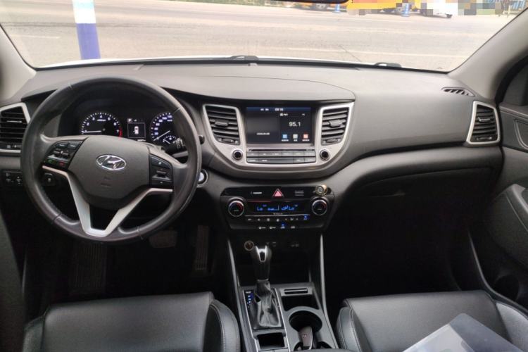 Used Hyundai Tucson 2018 1.6T Dual-Clutch Two-Wheel Drive 15th Anniversary Special Edition Center Console