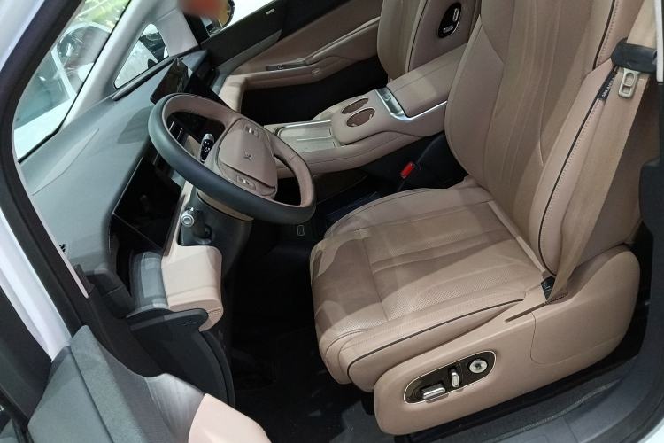 Used XPeng X9 2025 740 Ultra-Long Range Max Left Front Seat