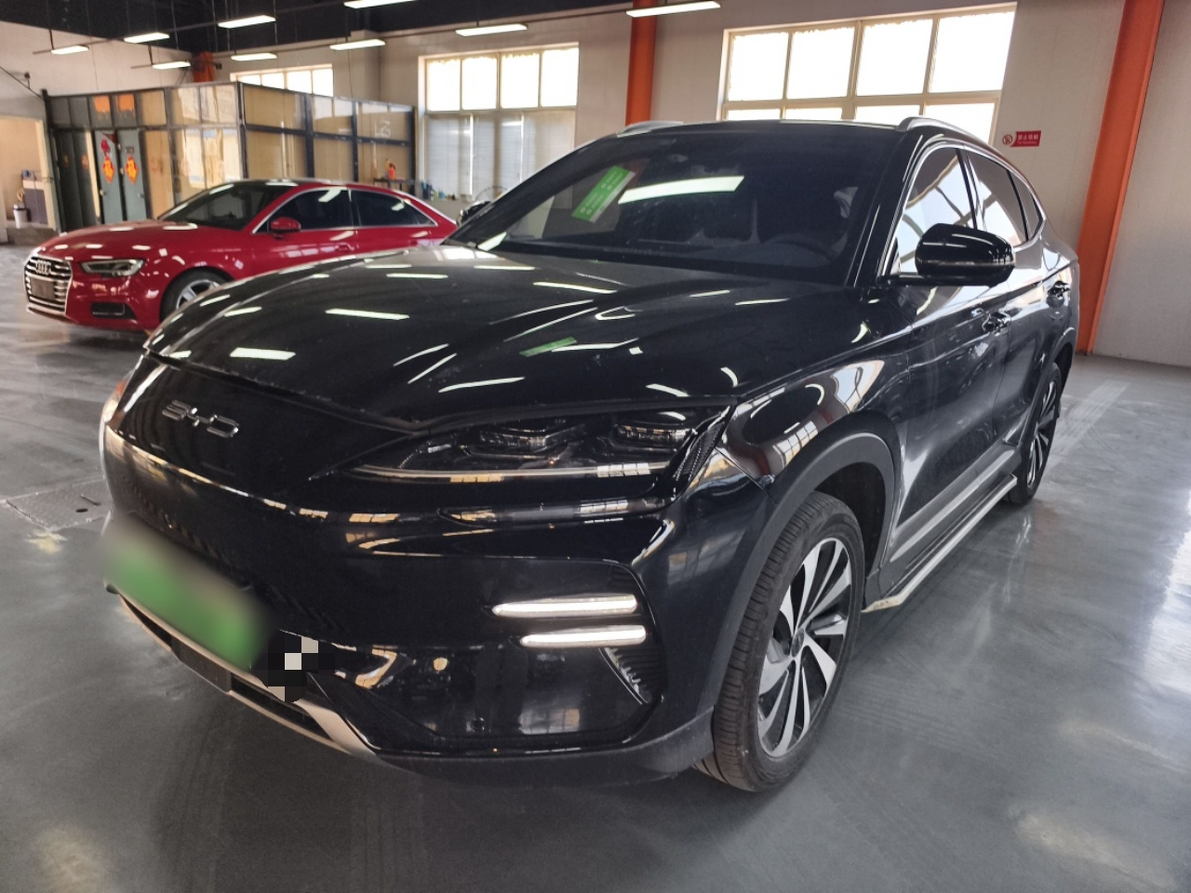 Под передней частью автомобиля