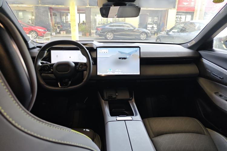 Used Lynk & Co 08 EM-P 2025 220 km All-Wheel-Drive Performance Halo
