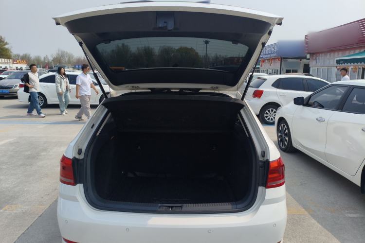 Used Volkswagen Gran Lavida 2015 1.6L Automatic Fashion Edition Trunk