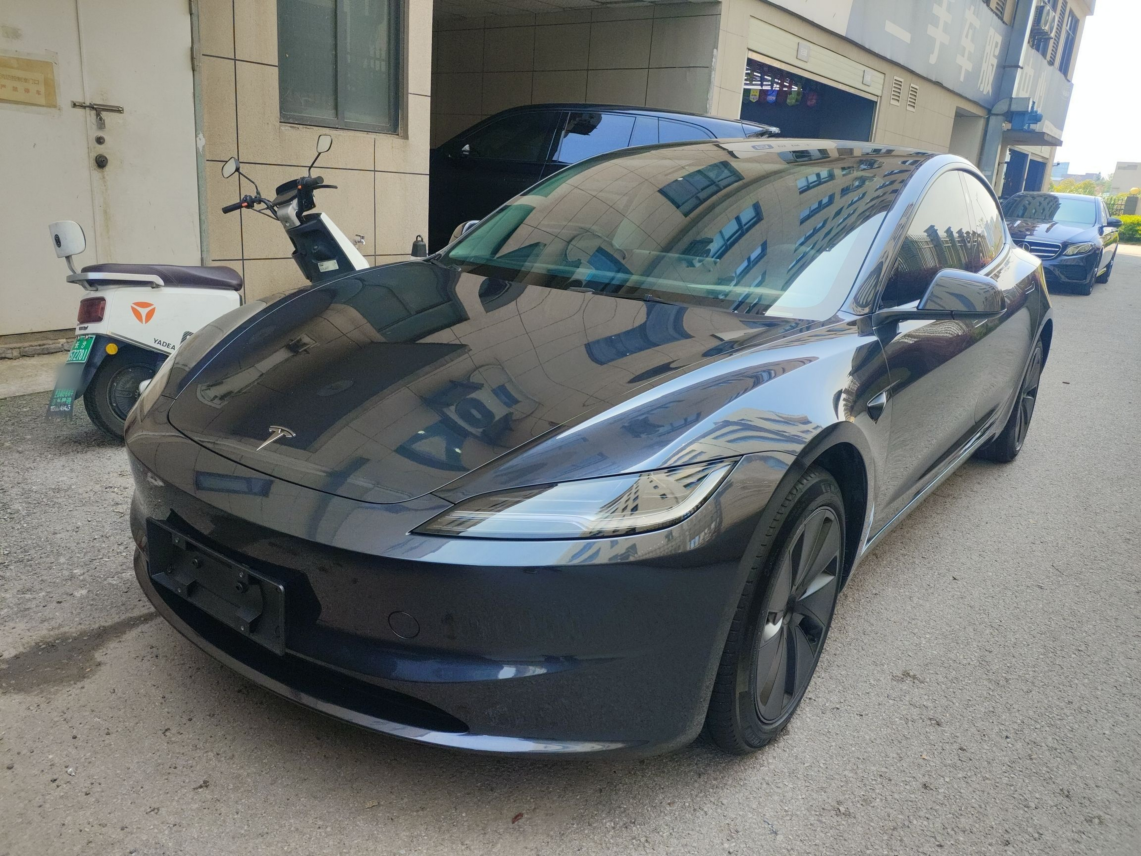 Под передней частью автомобиля