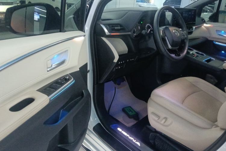 Used Toyota SIENNA 2023 2.5L Hybrid Deluxe Edition