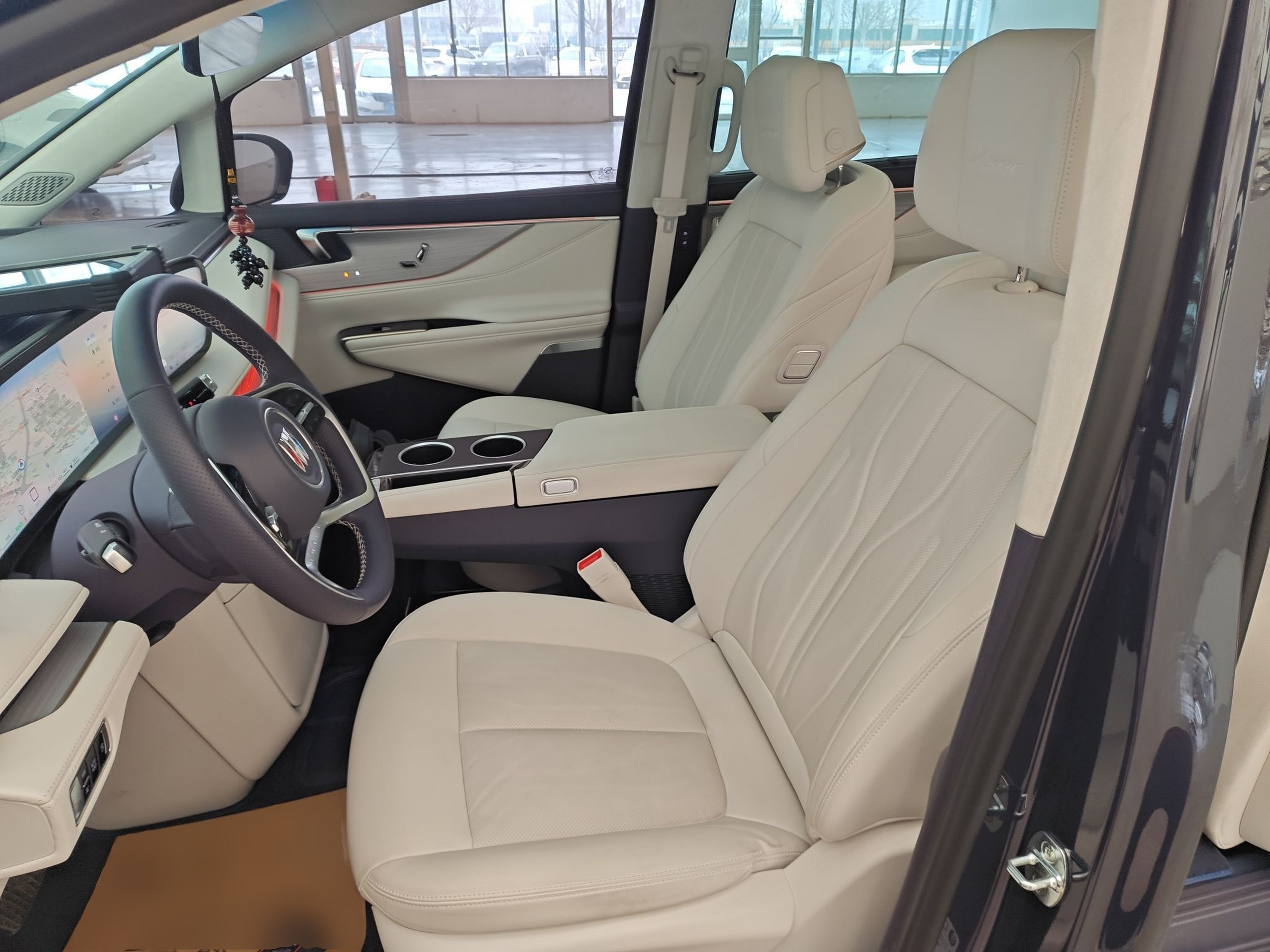 المقاعد الأمامية داخل السيارة