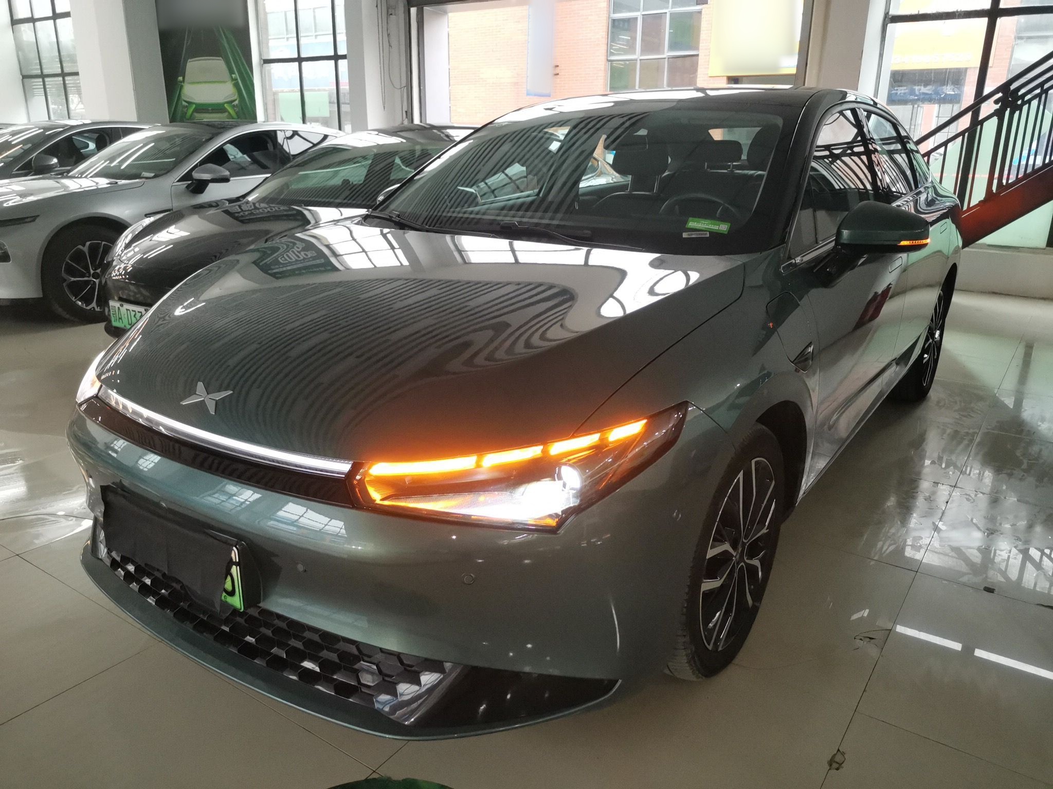 تحت مقدمة السيارة