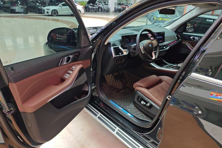 Used BMW X7 2023 xDrive40i Luxury Package with Leading Features