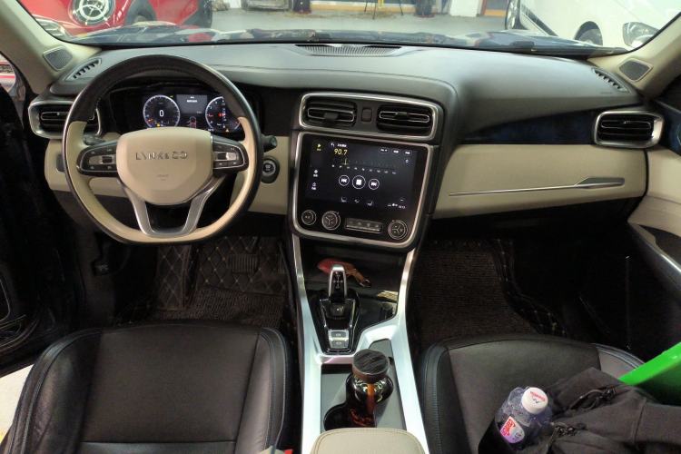 Used Lynk & Co 01 2017 2.0T Two-Wheel Drive Zhaopu Version Center Console