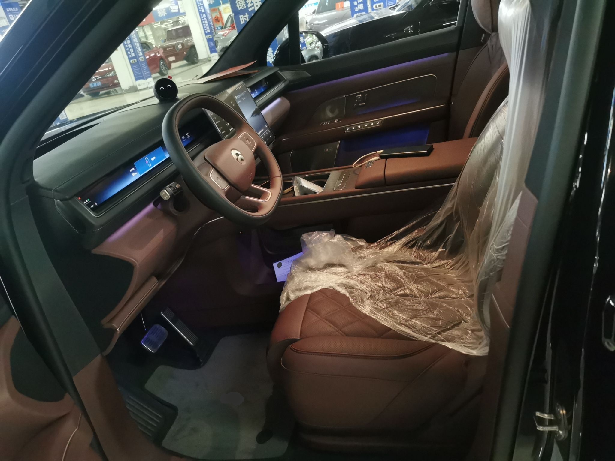 المقاعد الأمامية داخل السيارة