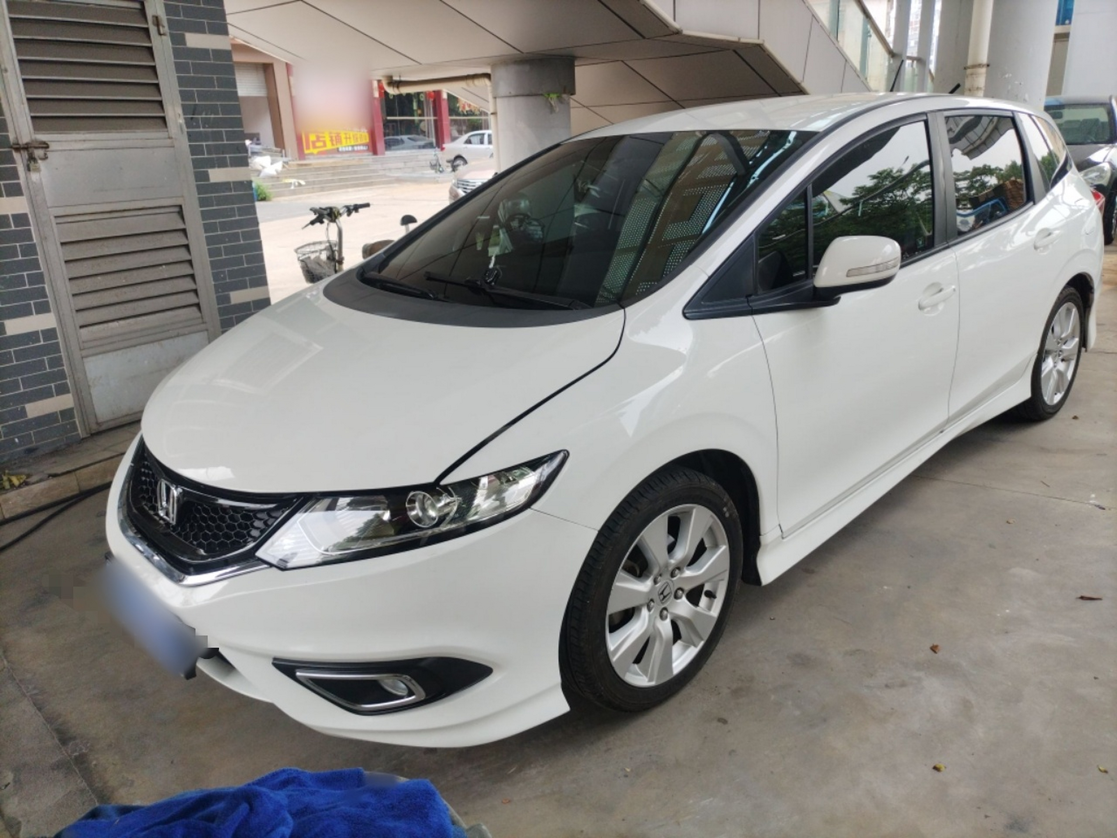 Под передней частью автомобиля