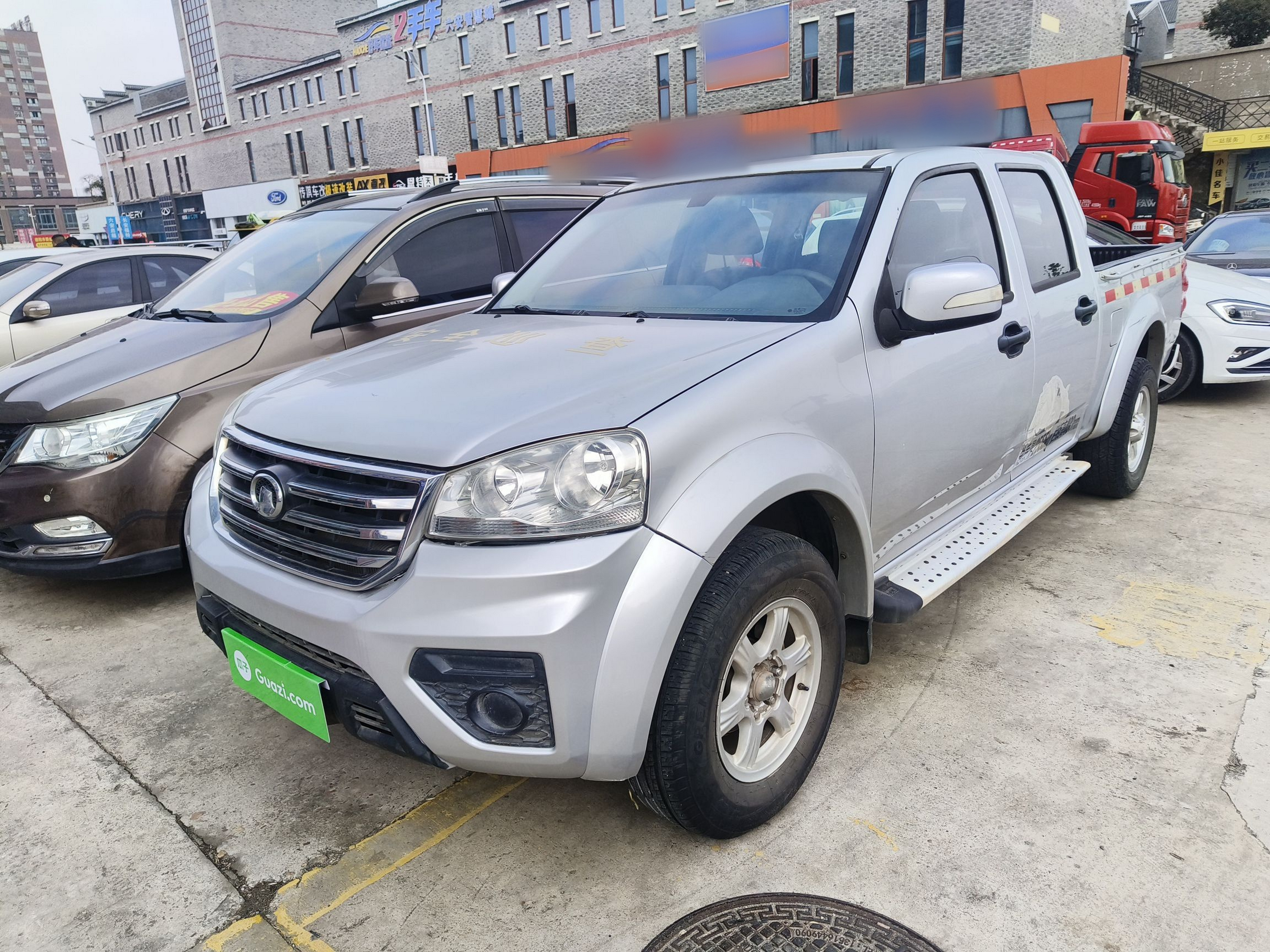 Под передней частью автомобиля