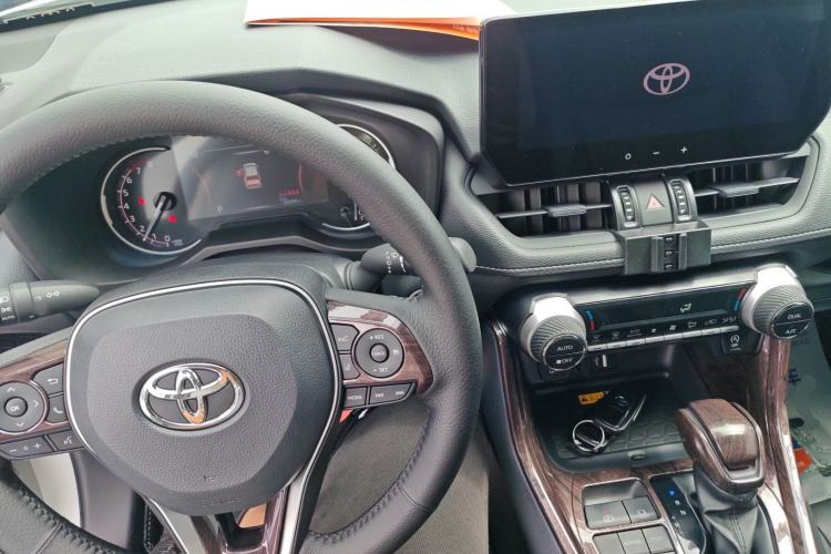 Used Toyota RAV4 2023 2.0L CVT Two-Wheel Drive Fashion Edition Center Console