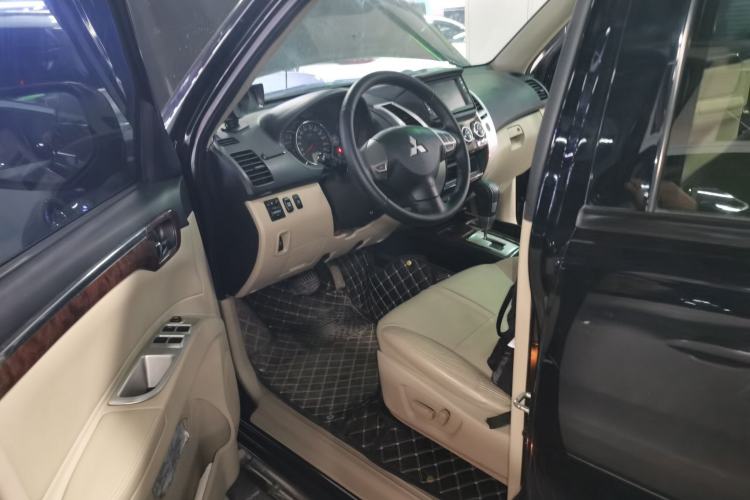 Used Mitsubishi Pajero Sport 2013 3.0L Automatic 4x4 Flagship Edition Left Front Seat